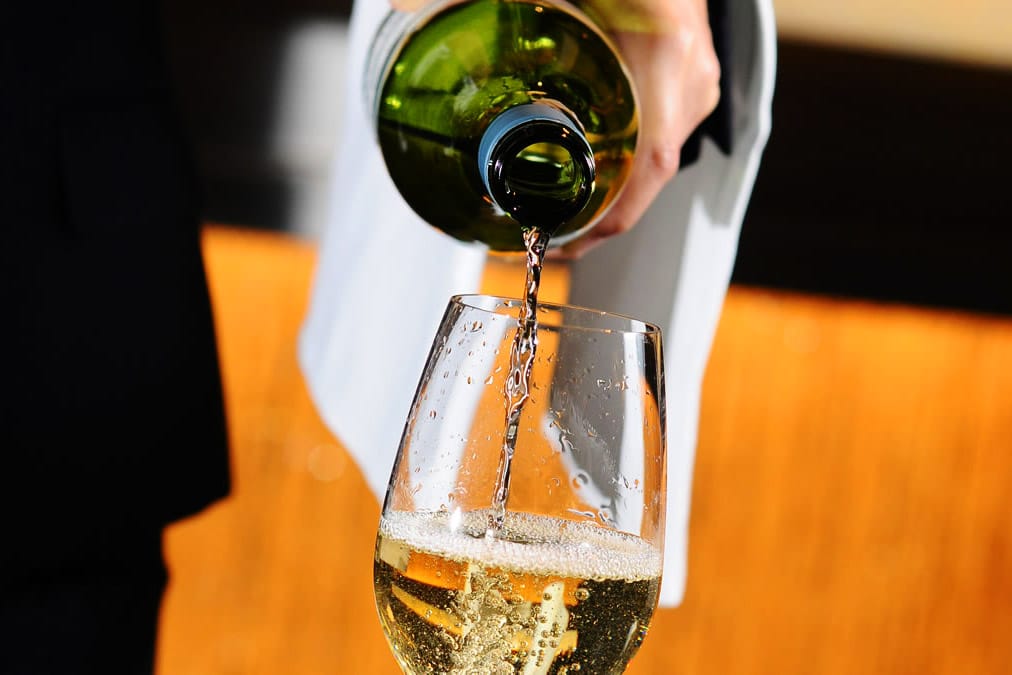 Serviço de vinho branco