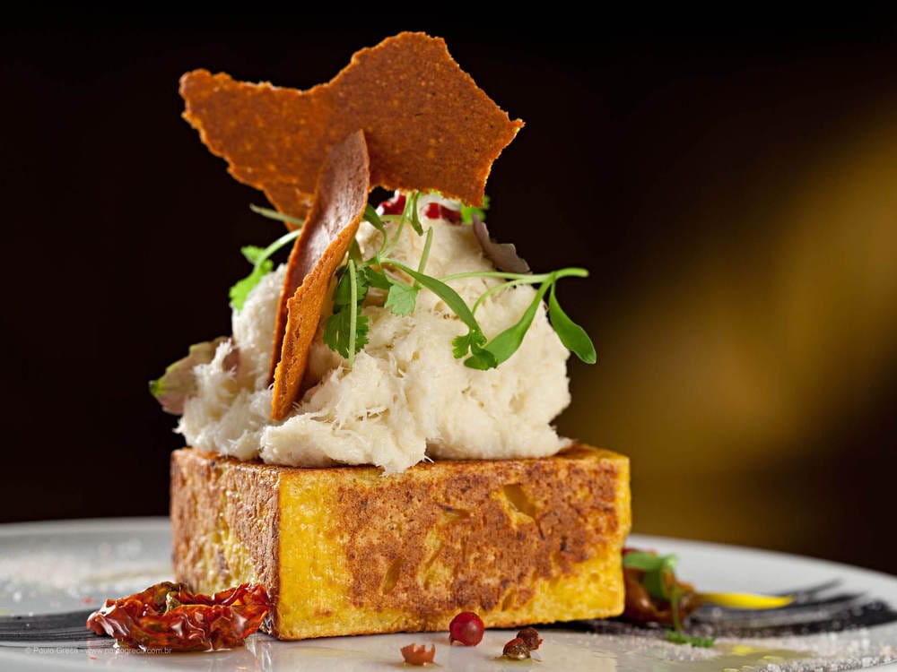 Mousse de Bacalhau com Pamonha Grelhada, Folha Baby e Chips de Camarão - Foto: Rodrigo Azevedo