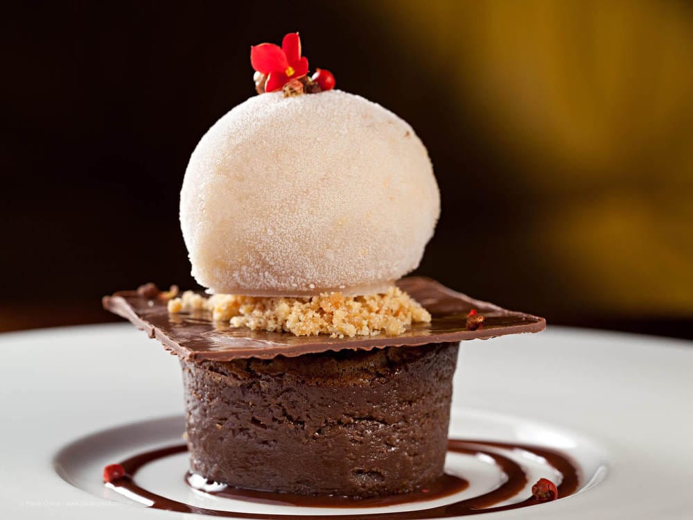 Torta de Chocolate Ganache, Sorvete de Banana com Cumarú e Pimenta Rosa