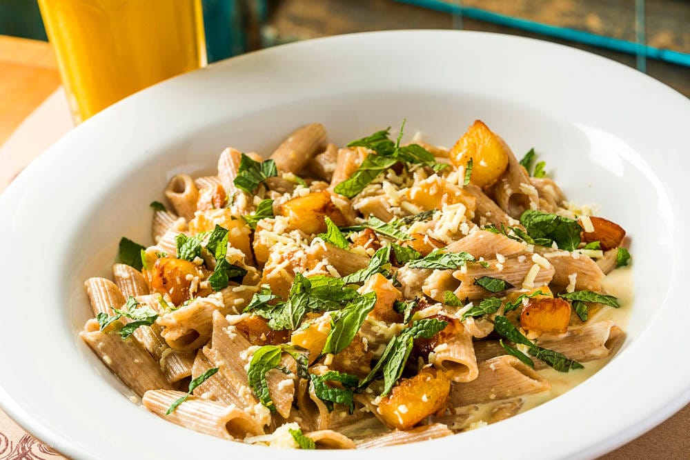 Penne Integral com Abacaxi Grelhado ao Molho de Limão