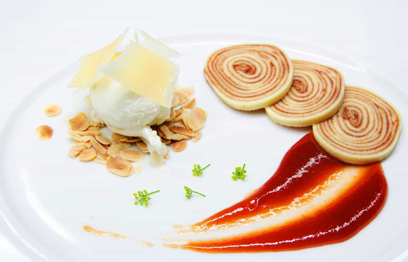 Aleixo - 017 - Bolo de Rolo com Coulis de Goiabada e Sorvete de Parmesão