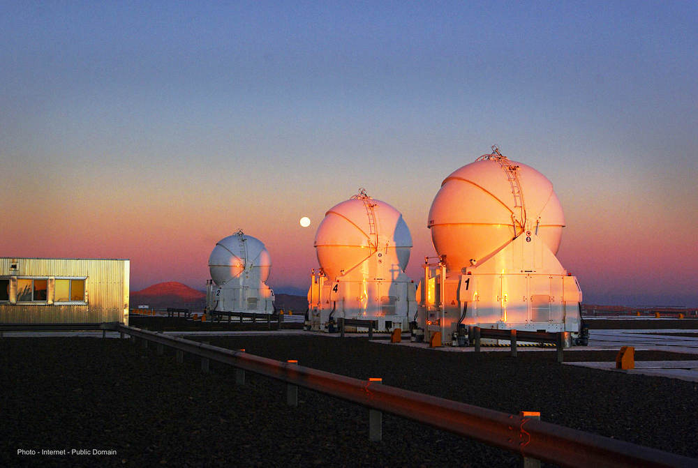 TELESCÓPIOS AUXILIARES ALOJADOS EM COMPARTIMENTOS CELULARES ULTRA COMPACTOS