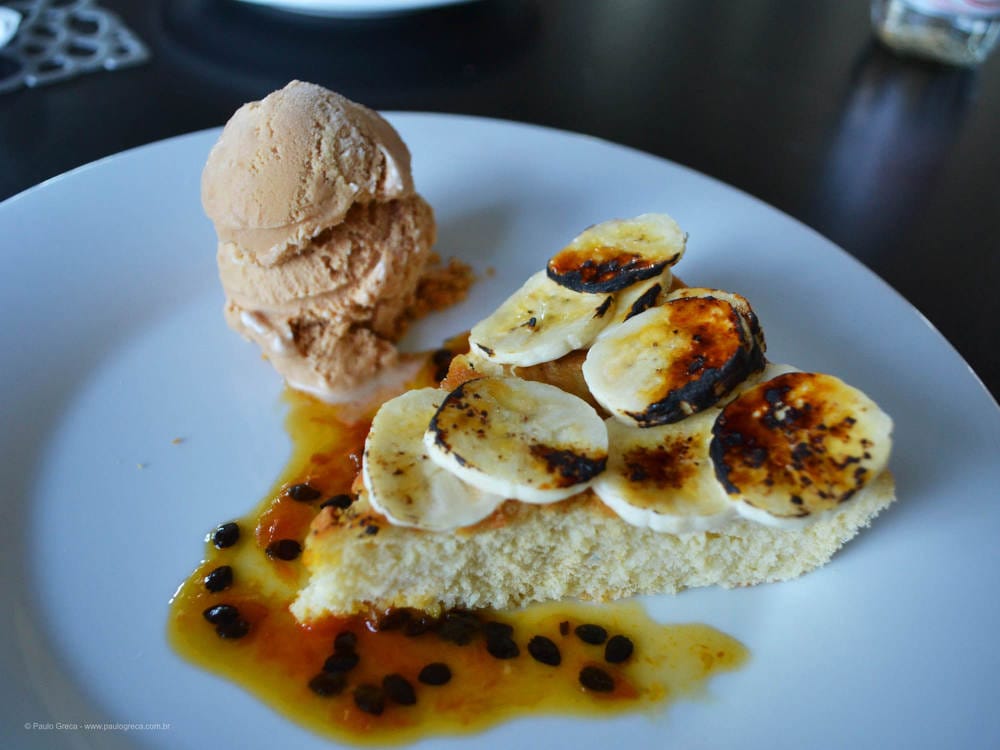 Banana Flambada com Molho de Maracujá e Sorvete