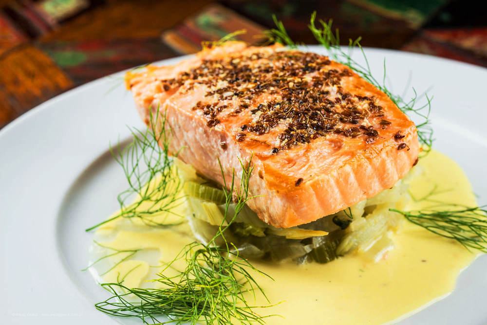 Pavê de Salmão com Funchos Salteados e Molho de Leve de Mostarda e Limão - Foto: Tomas Rangel
