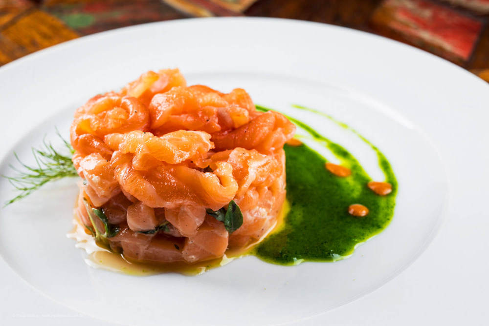 Tartare de Salmão ao Manjericão e Caldo de Agrião - Foto: TomasRangel