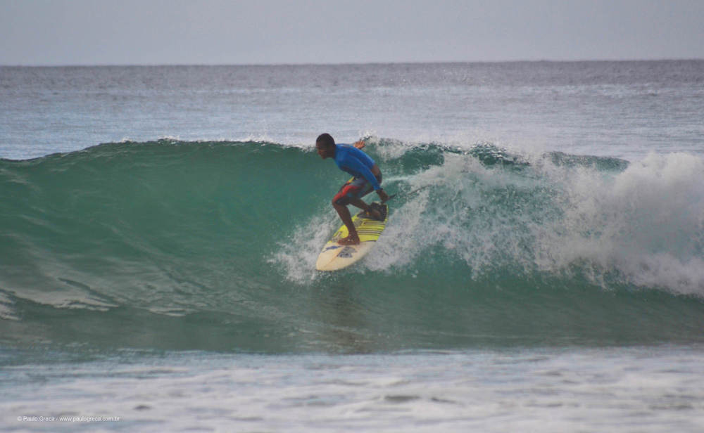 Surfista desliza nas ondas de Setiba