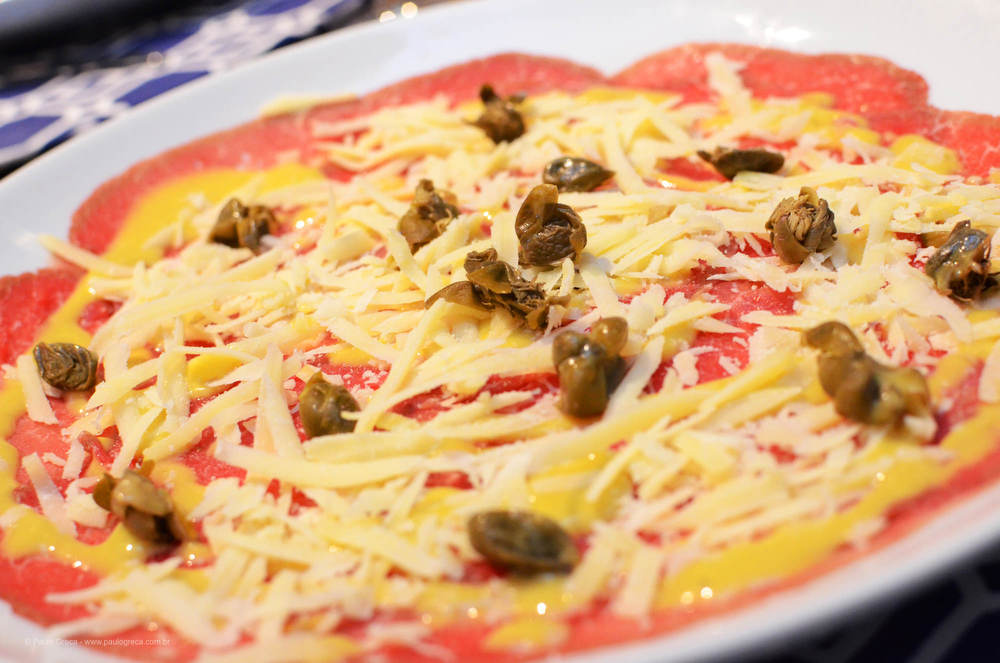 Carpaccio com Torradas