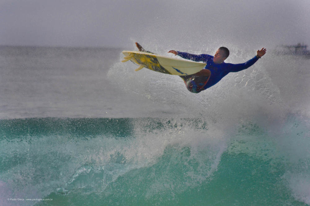 Surfista decola na Praia da Cacimba