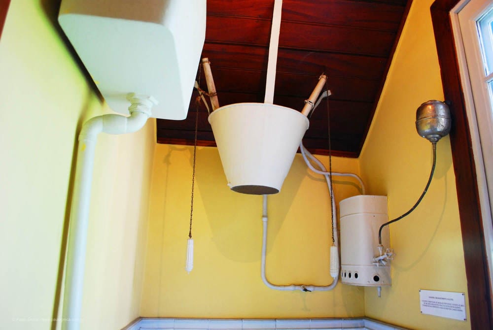 Chuveiro com água quente