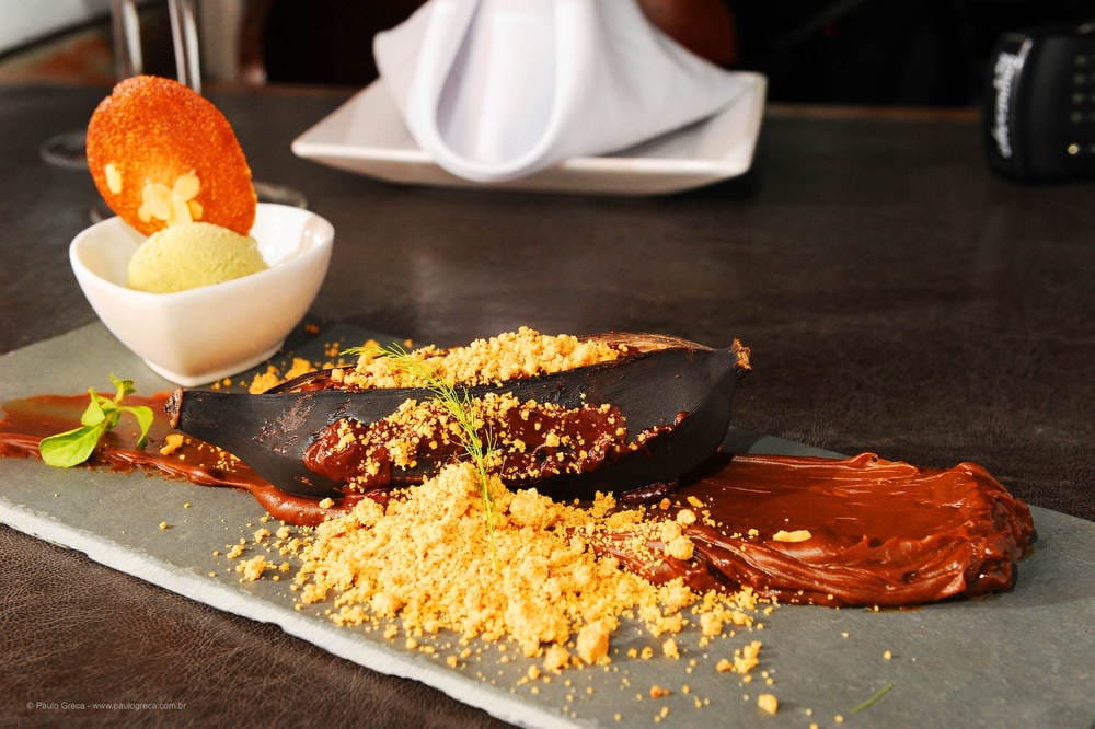 Banana ao Forno com Chocolate Belga, Paçoca de Amendoim e Sorvete de Pistache