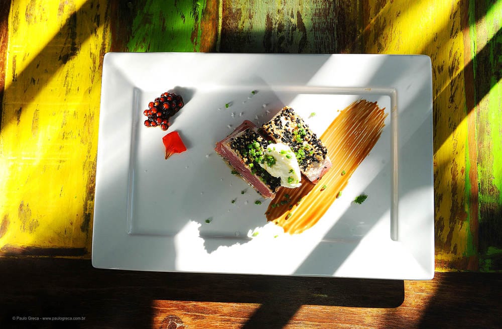 Tataki de Atum no Queijo de Cabra de Taperoá com Flor de Sal e Pérola Negra de Tapioca com Shoyu