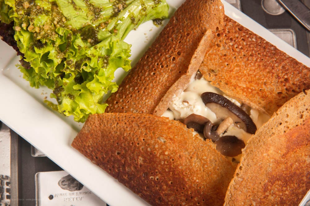Amélie Creperie - Galette de Mozzarella de Búfala, Tomate Assado, Shitake, Shimeji e Champignons ao Molho Suave de Alho