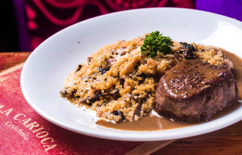 La Carioca Cevicheria – Medalhão Kallampa, Mignon com Molho de Pimenta Preta, com Quinoto ao Fungui Porcini