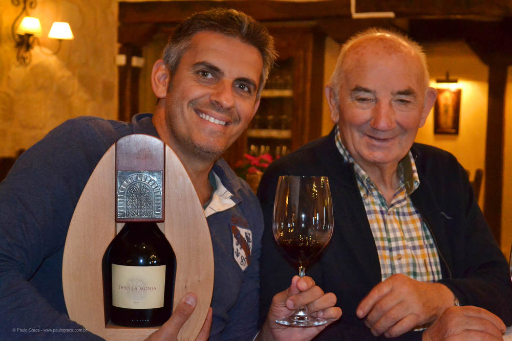 Degustação particular de um dos melhores vinhos da bodega, ao lado do patriarca da família: privilégio para poucos