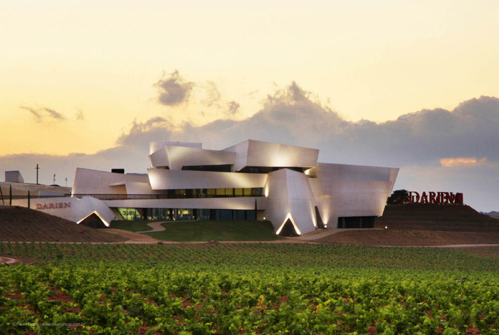 A arquitetura futurista é um marco na produção de vinhos