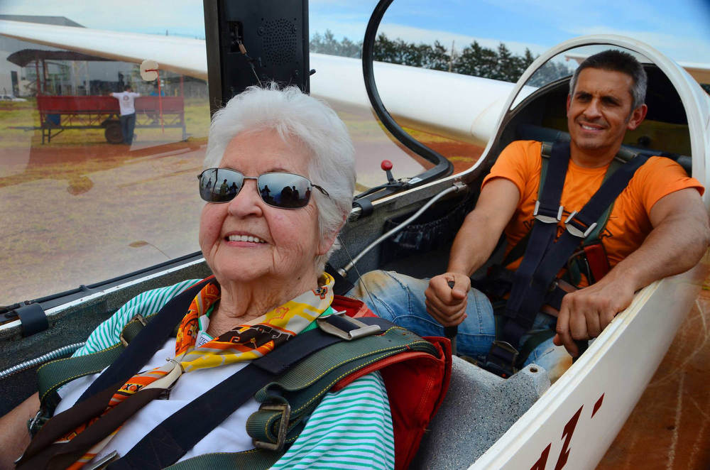 Dona Clara curte a vida aos 94 anos, em voos de planador com seu neto