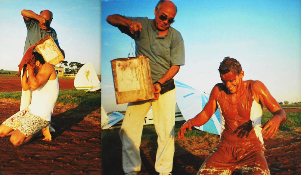 A inesquecível foto de 18/05/1977. Batismo após meu 1º voo solo, com direito a banho de lama